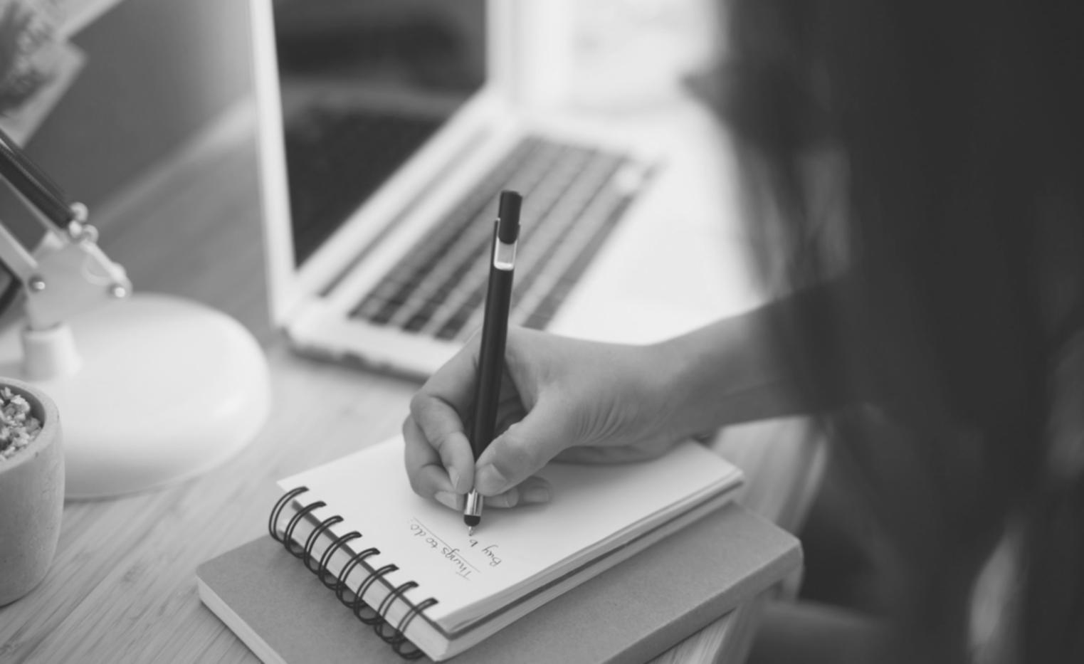 Geschäftsanalyse Arbeitsbereich mit Dokumenten und Laptop